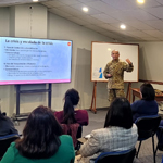 Imagen Líderes de piso HGGB recibieron charla militar